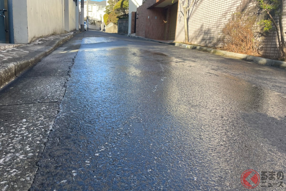 寒い時期特に気をつけたい「黒光り路面」