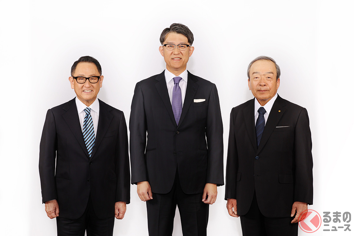 左から豊田章男氏・佐藤恒治氏・内山田竹志氏