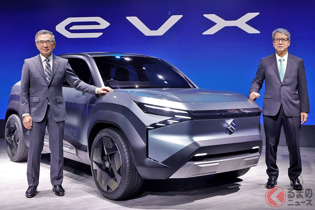 スズキの鈴木俊宏社長（左）と、2023年1月にインド・デリー近郊で開催された「オートエキスポ2023」で世界初公開されたスズキのEVコンセプトモデル「eVX」