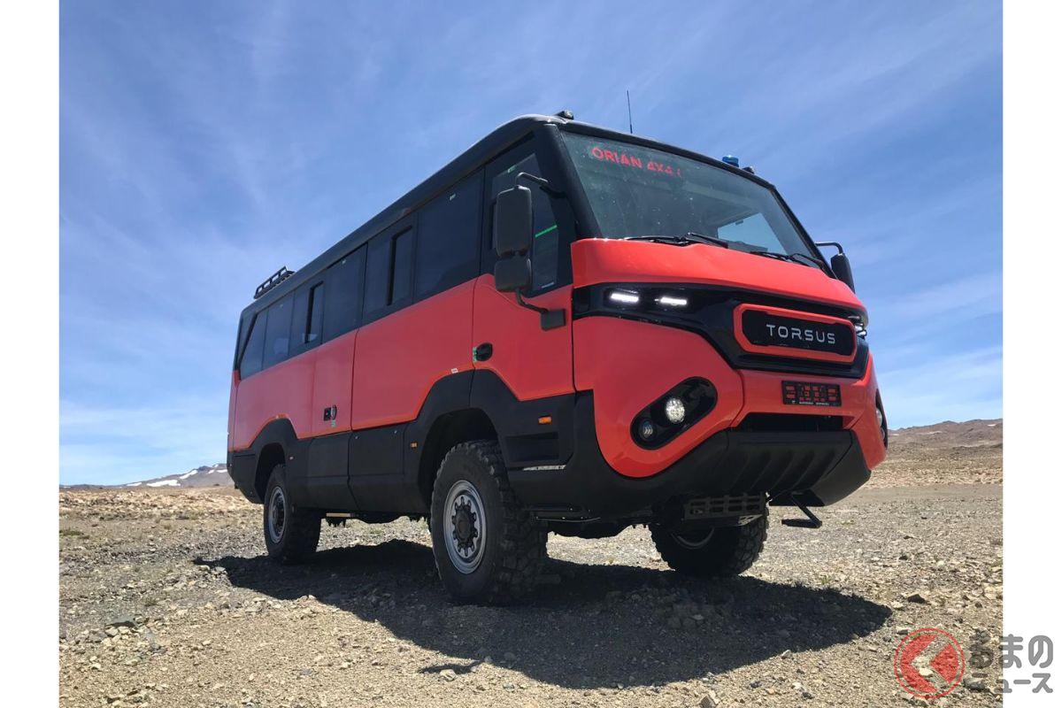 全長8m超え! ”35人乗り”の最強「オフロード”バス”」登場!? チェコ製のトルサス「プラエトリアン」とは