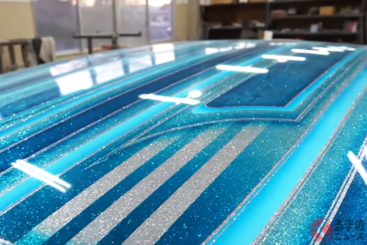 青いラメ塗装が施された「ダットサン ブルーバード(P411型)」のルーフ部分(画像: NATSチャンネルbyROADSHOW)