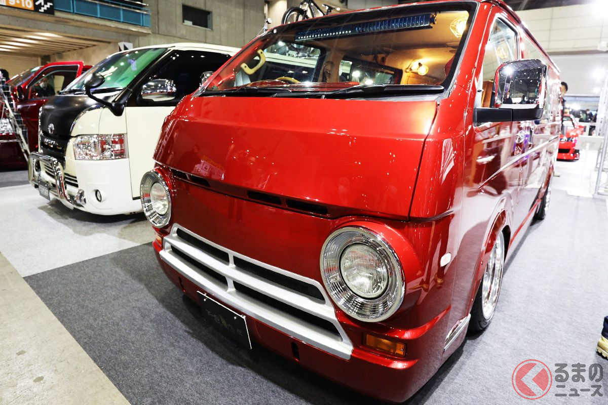 なんじゃこりゃ!? 丸目&赤ボディの謎ハイエース! ダッジ A100フェイスがすごかった!