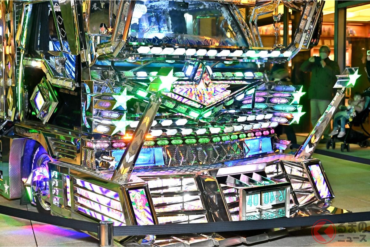 誰もが二度見する! 豪華絢爛な加飾や電飾が施されデコトラがスゴい! (画像は黒潮船団の「麻友美丸」 )