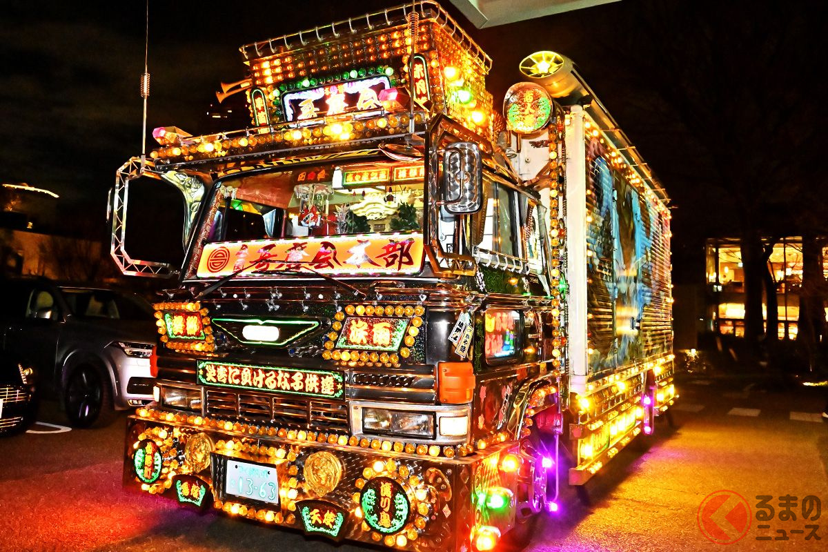 なぜ東京・代官山にデコトラが展示された? 暗がりの電飾はまさに圧巻! 全国哥麿会の「寿ゃ美咲嬢」