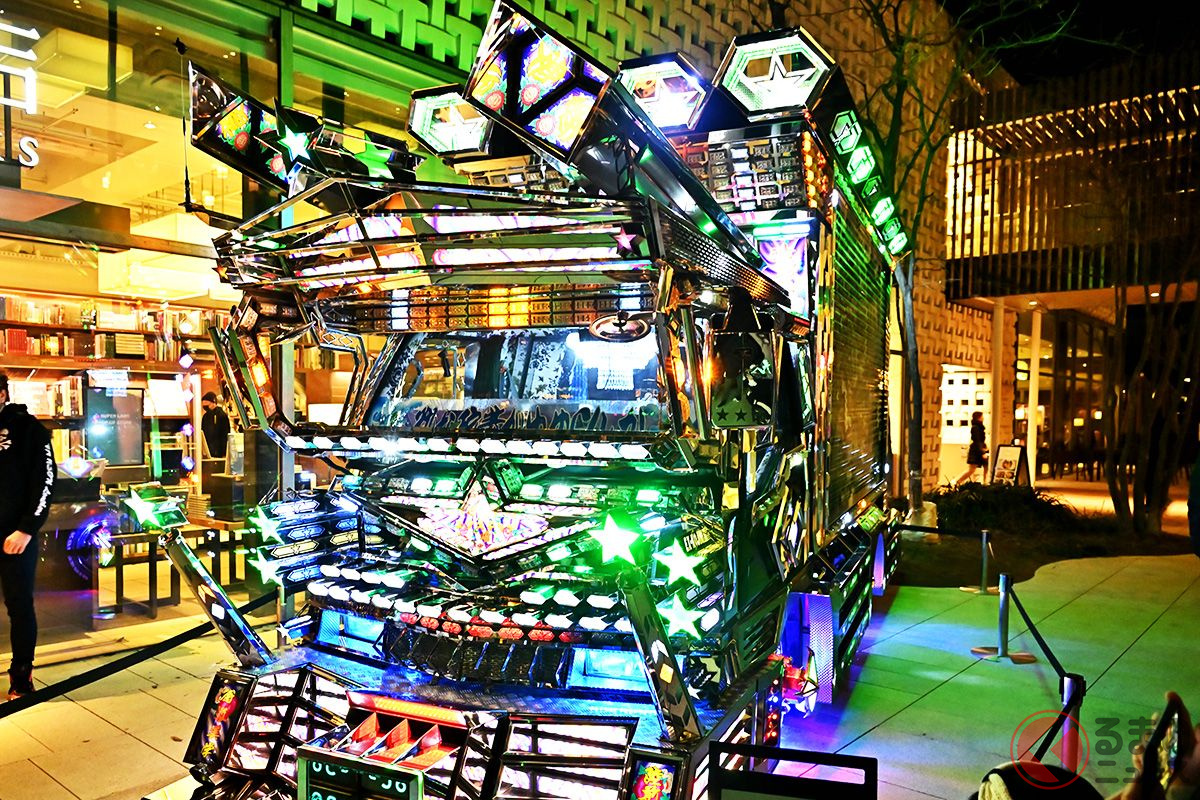 こりゃすげぇ…東京・代官山に展示された黒潮船団の「麻友美丸」暗がりの電飾はまさに圧巻！