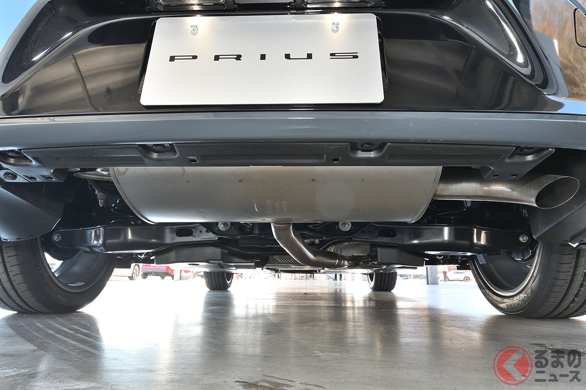 最近のクルマでは後方からマフラーが見えづらくなっている?(画像は新型プリウス)
