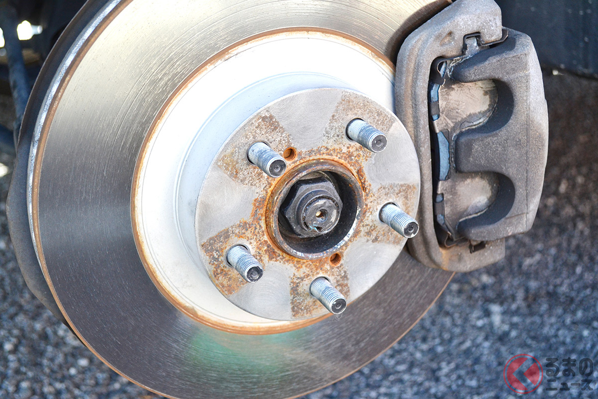 熱によるブレーキ性能低下を予防するためにエンジンブレーキは活用したい