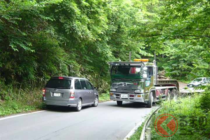 道幅が狭く大型車とのすれ違いが困難な現道(画像:福島県)