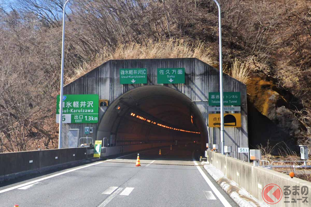 上信越道下りの高岩山トンネル（(C) Google）