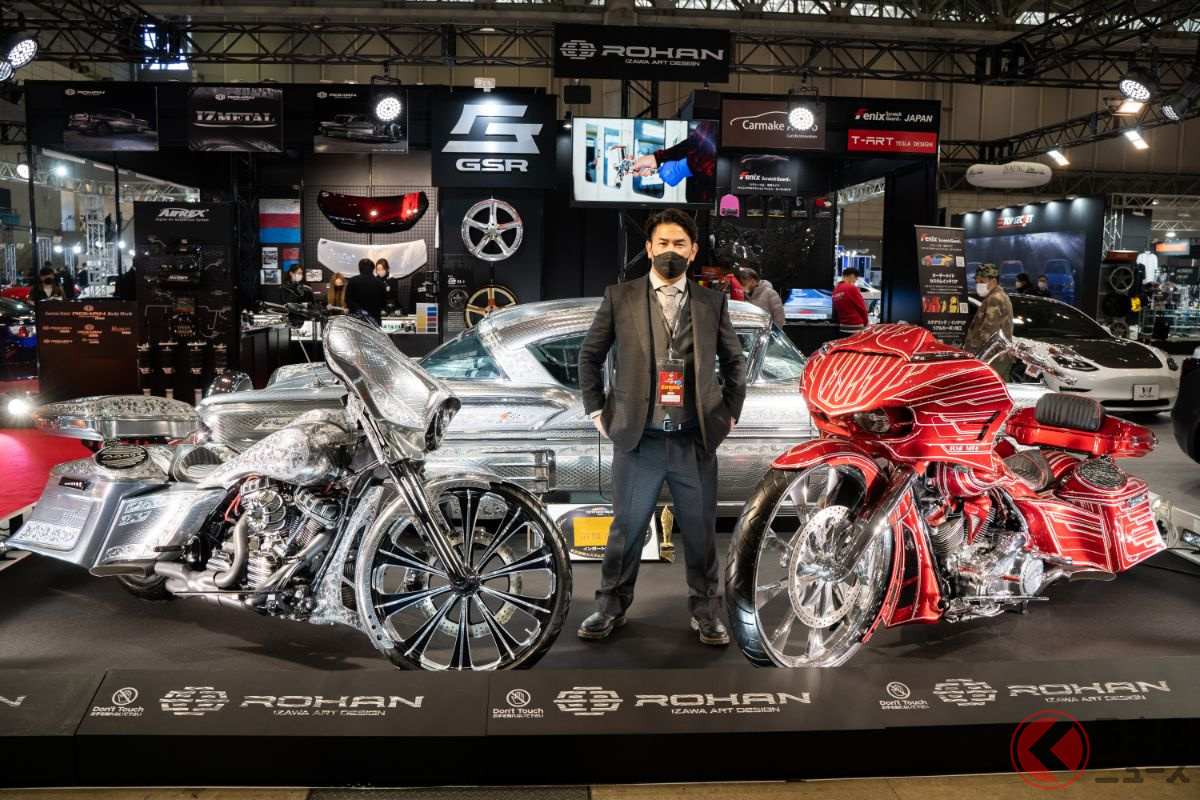 東京オートサロン2022にて出展されたハーレーとインパラの中央に立つ井澤氏