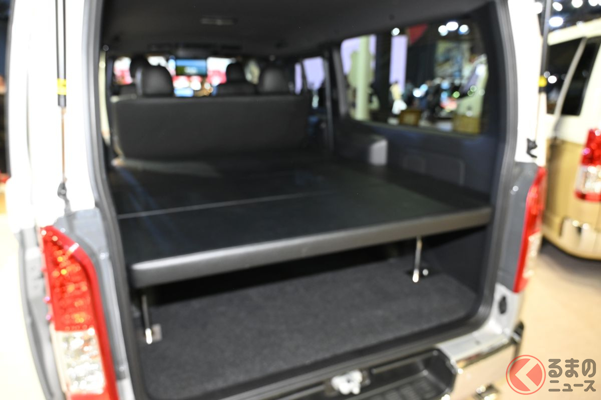 車中泊も可能なベッドキットも用意されている