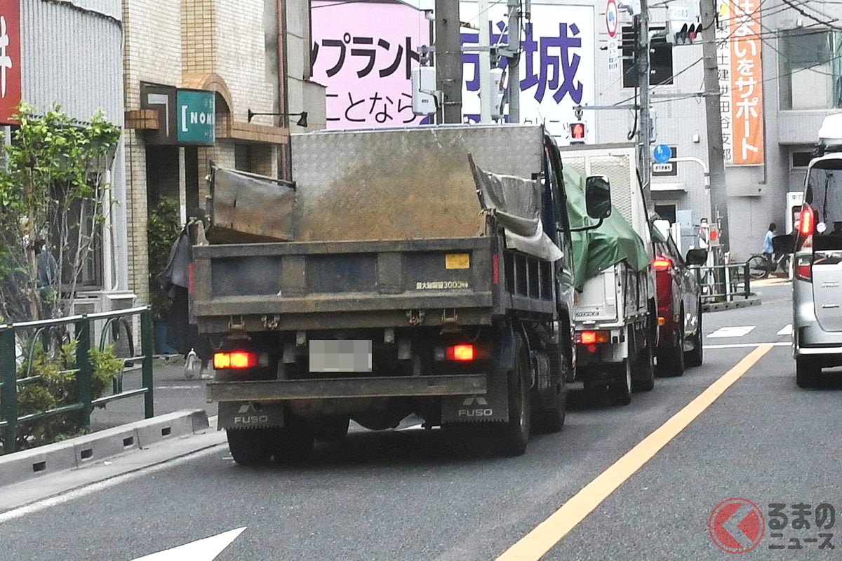 大型車が左折する際にアナウンスされる「左へ曲がります、ご注意ください」はどのような経緯で流れるのか?