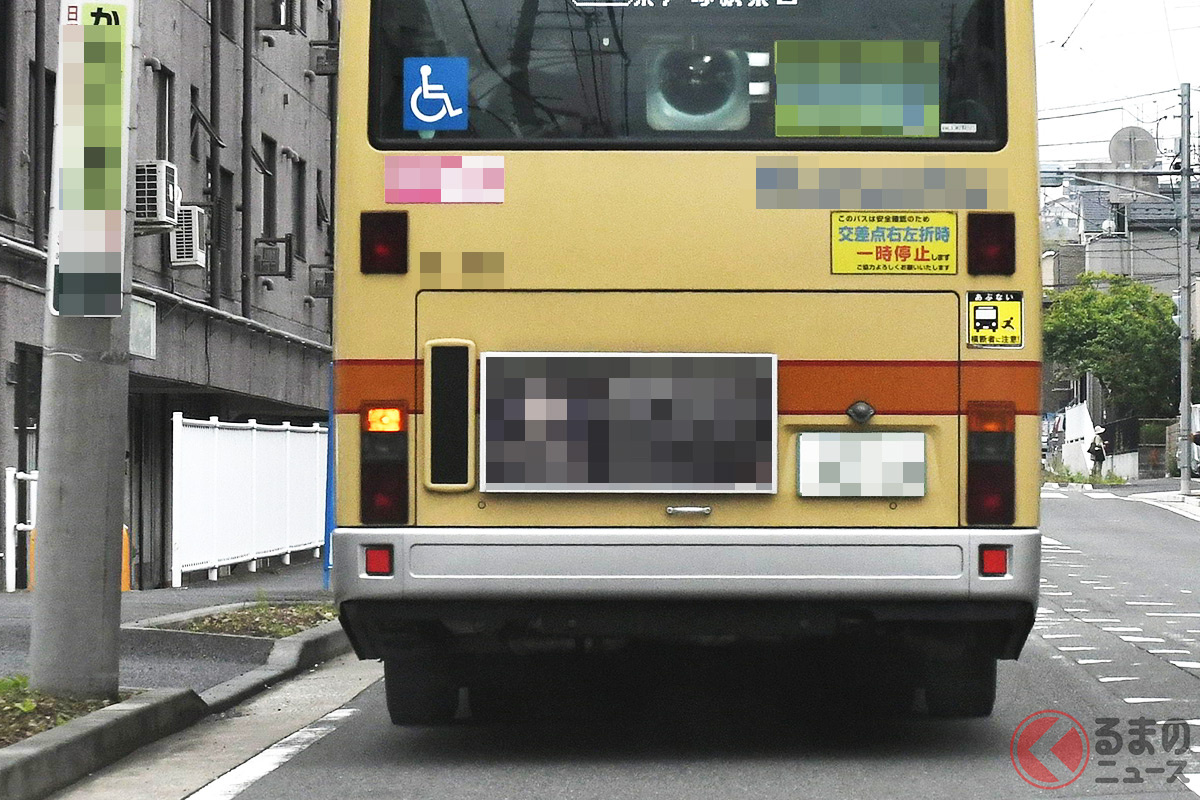 大型トラックやバスの場合、左折時や後退時にアナウンスを流すことで周囲に注意喚起をしている?