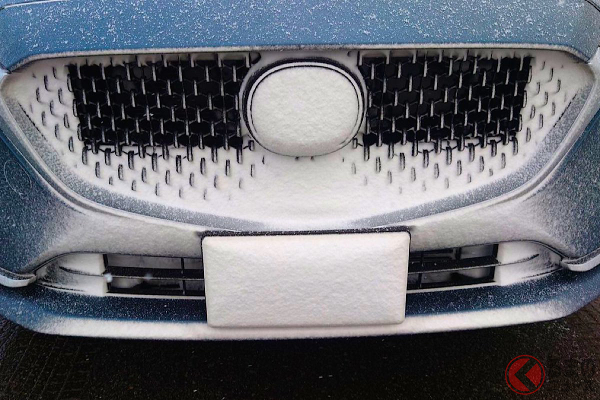 ナンバープレートが雪で真っ白…これって違反なの?(画像提供:そーすい @yuu_ominae)