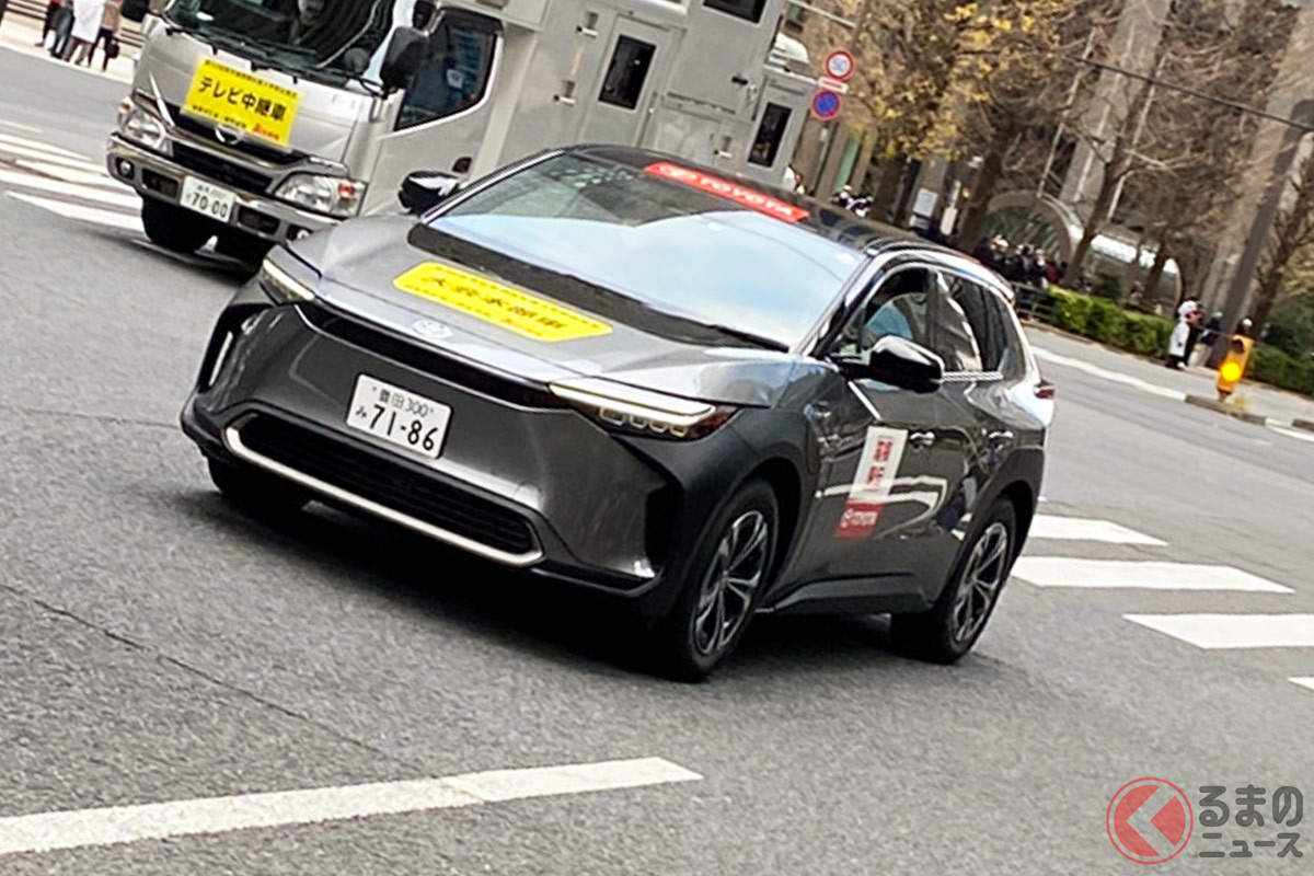 トヨタ新型「bZ4X」&「GR86」や「センチュリーGRMN」も登場した2022年の箱根駅伝