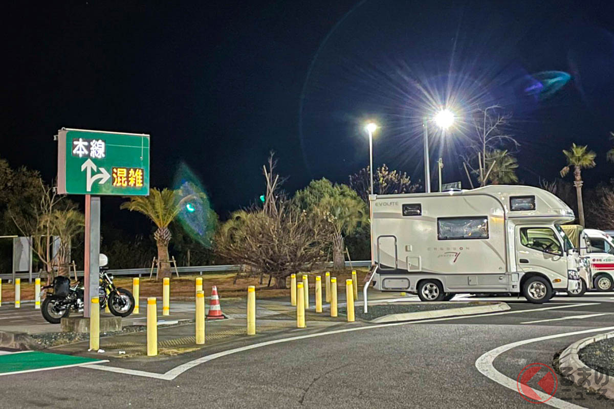 最近の長期連休中のPA・SAは深夜でも大混雑