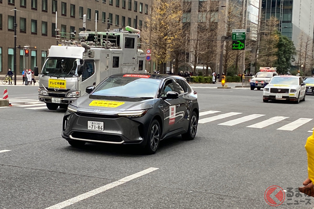 新型「bZ4X」の後方を走る「センチュリーGRMN」