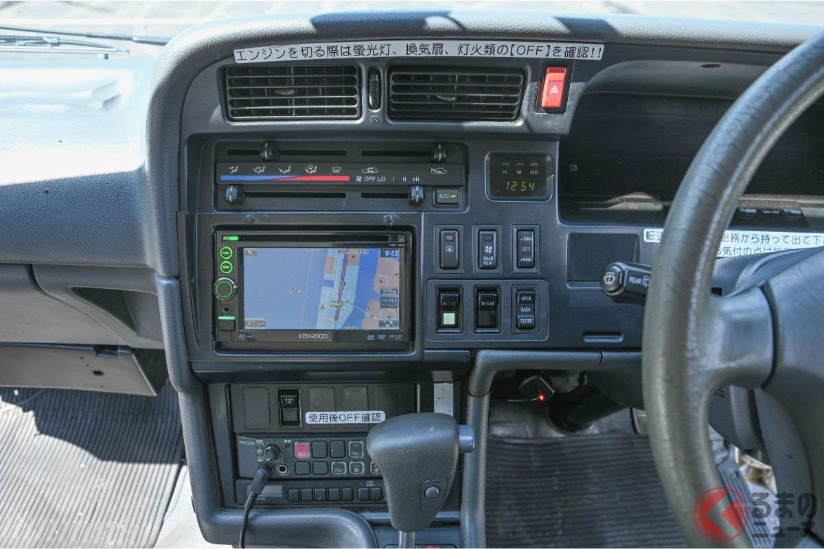 救急車の運転席には色々なボタンが配置されている?(画像は米オークションで落札されたトヨタ「ハイメディック」/Photo:Cars and Bids)