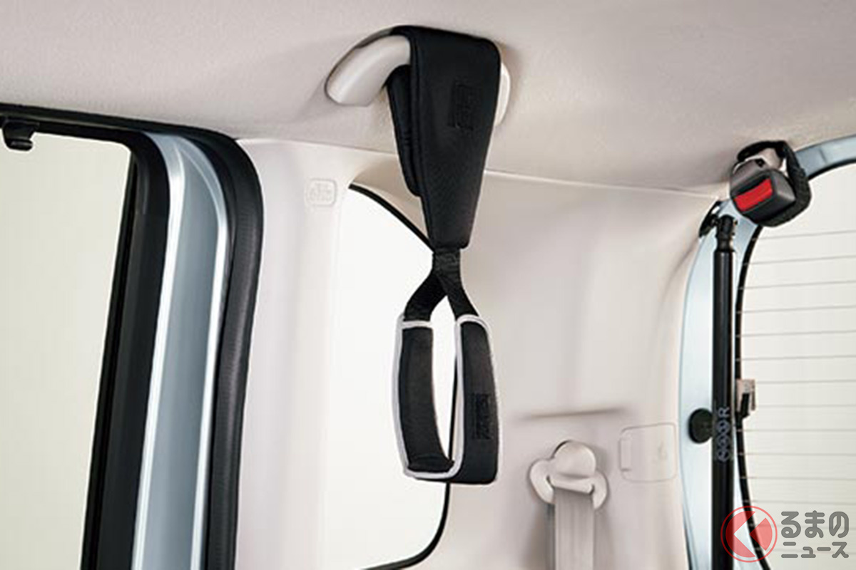 純正アクセサリーとして「つり革」が設定されることもある(画像はホンダ「N-BOX」用のホンダアクセス純正アクセサリー)