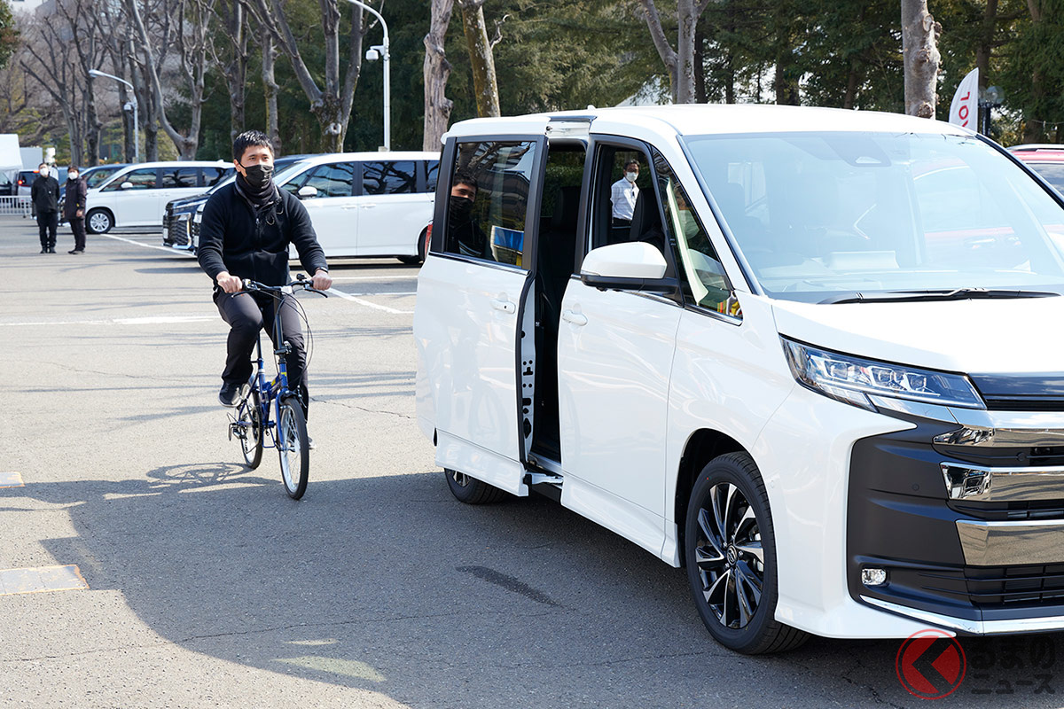 駐停車時にスライドドアを開けた際、後方からの接近車両を検知して注意喚起＆スライドドアの開閉停止をおこなう「安心降車アシスト」を採用