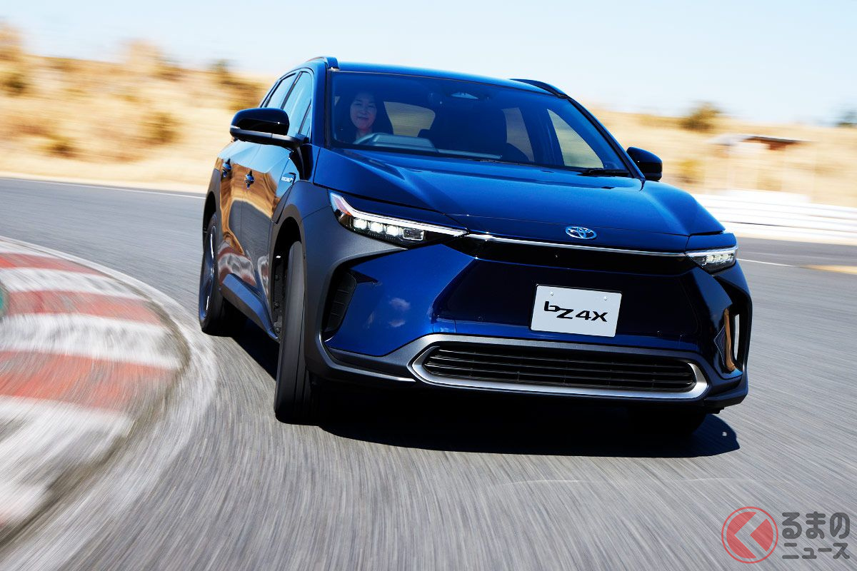 バビューンと加速するトヨタ新型「bZ4X(プロトタイプ)」 走行面での限界域が高いためスポーティな走りも楽しめる