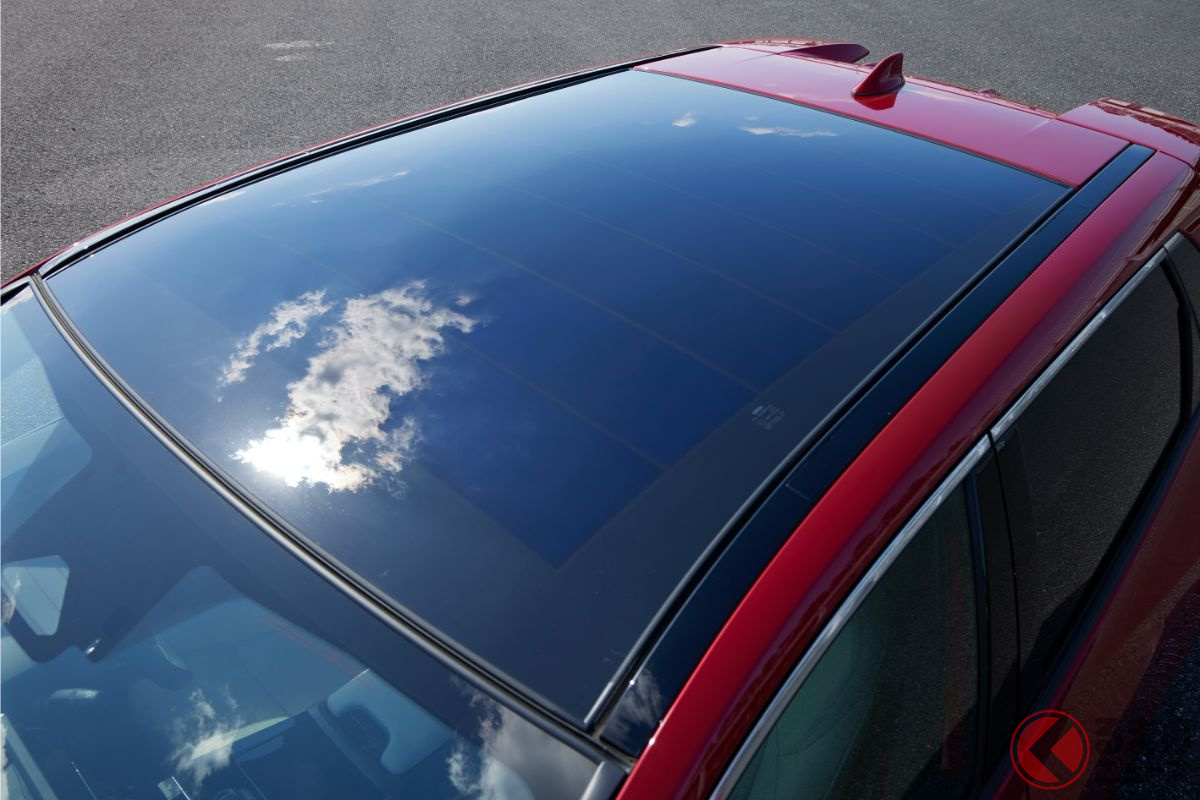 トヨタ新型「bZ4X」では「プリウスPHV」のソーラーパネルを進化させたものが採用される