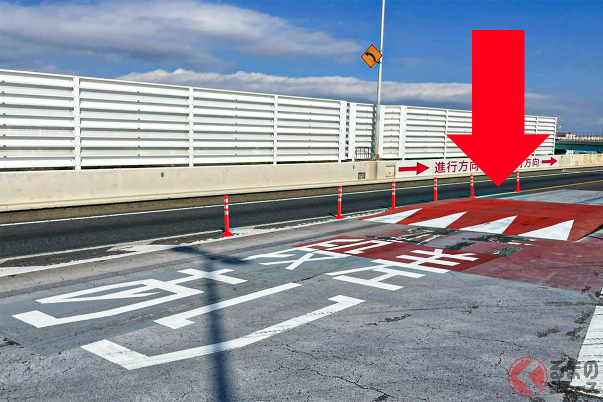 辰巳PAに設置された危険行為を防止するための段差、通称「辰巳ジャンプ台」