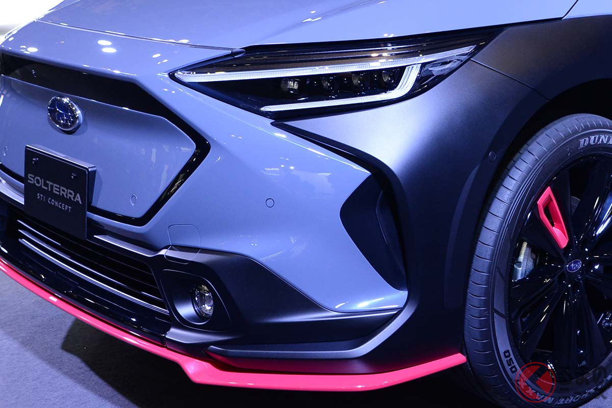 チェリーレッドのSTIパーツを装備したスバル新型「ソルテラ STIコンセプト」