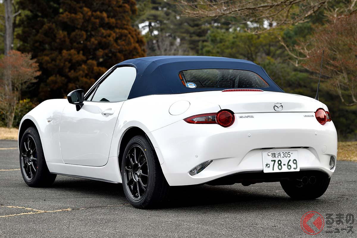 ダークブルーのソフトトップがスタイリッシュなマツダ「ロードスター 990S」