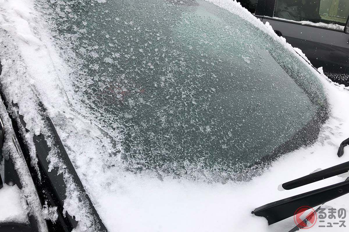 凍結したフロントガラスはお湯が入ったビニール袋で撫でると良い