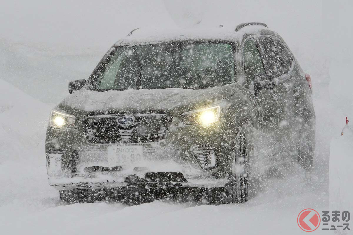 豪雪のなかをグングン進むスバル「フォレスター」