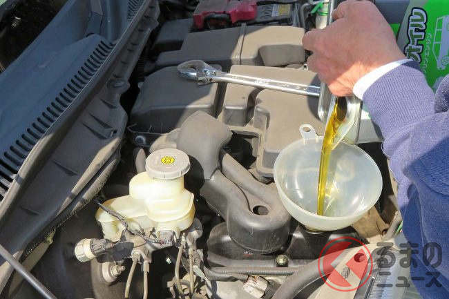 なぜエンジンオイルは減っていく 継ぎ足しちゃって大丈夫 残量不足になったときの対処法とは くるまのニュース なぜエンジンオイルは減っていく 継ぎ足しちゃって大丈夫 残量不足になったときの対処法とは くるまのニュース