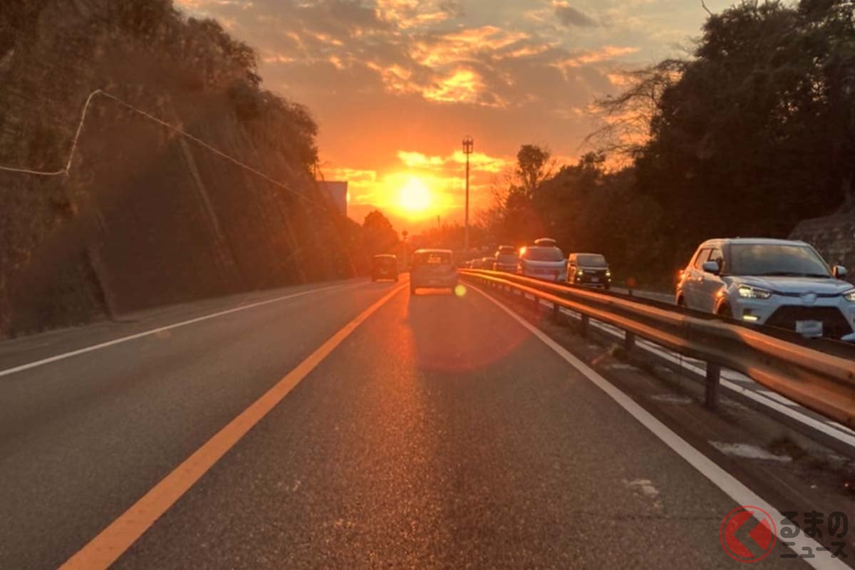 冬の西日はなぜ眩しい 運転中の太陽光直撃は危険 長距離ドライバーが実践する西日対策とは くるまのニュース 冬の西日はなぜ眩しい 運転中の太陽光直撃は危険 長距離ドライバーが実践する西日対策とは くるまのニュース