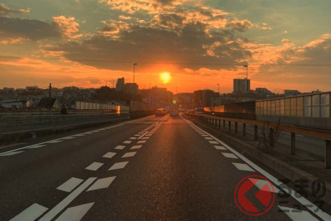 冬の西日はなぜ眩しい 運転中の太陽光直撃は危険 長距離ドライバーが実践する西日対策とは くるまのニュース