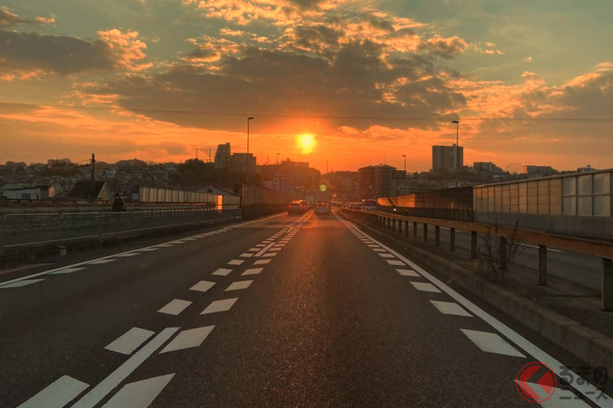 冬の西日はなぜ眩しい 運転中の太陽光直撃は危険 長距離ドライバーが実践する西日対策とは くるまのニュース 冬の西日はなぜ眩しい 運転中の太陽光直撃は危険 長距離ドライバーが実践する西日対策とは くるまのニュース