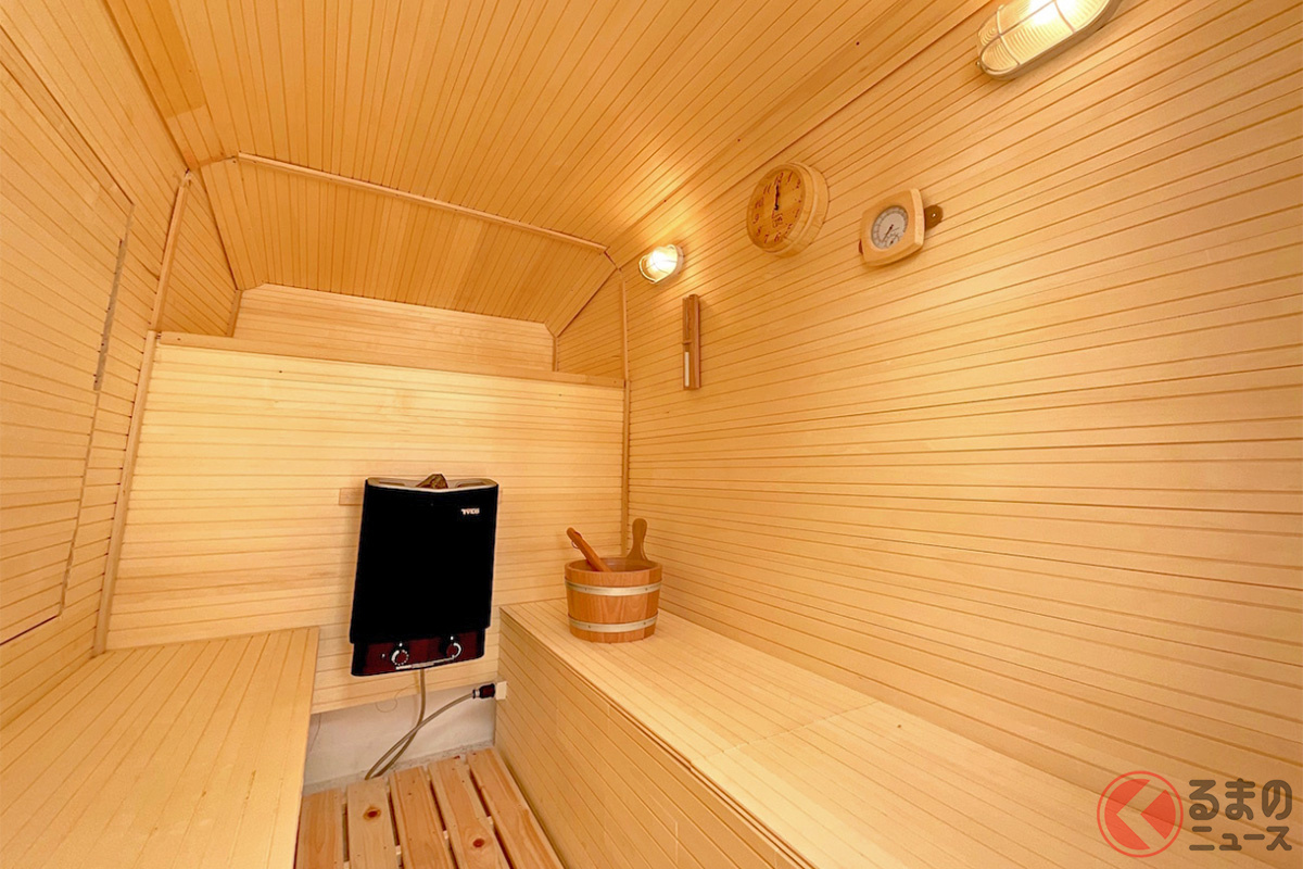 まさか、クルマの中なの!? サウナルームそのものの造りを持つ移動式サウナカー「軽トラキャビン リラックスサウナ」