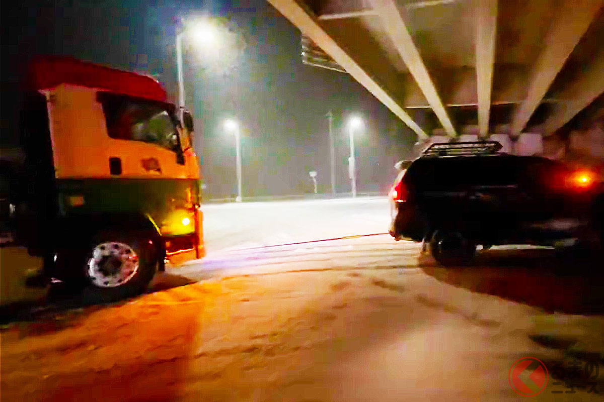 スタックした大型トレーラーをけん引して救助するトヨタ「ランドクルーザープラド」(-ボス-今村 雅徳@鉢音ちゃんねる【@boss_mantarow】さん)