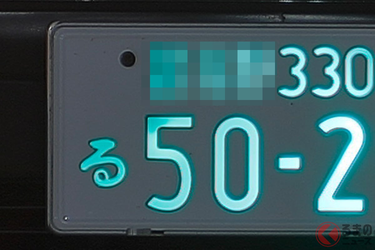 街中で見かける青く光る「字光式ナンバープレート」とは?