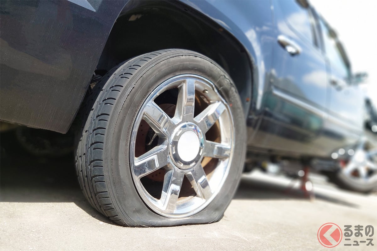 まさかの「パンク」! いざという時にあわてないためにも、クルマの「パンク応急修理キット」がどのような仕組みなのか知っておくことが重要です