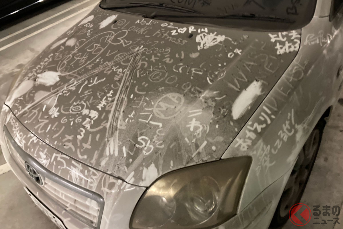 ホコリで落書きされているトヨタ「アベンシス」の放置車両(撮影:編集部)