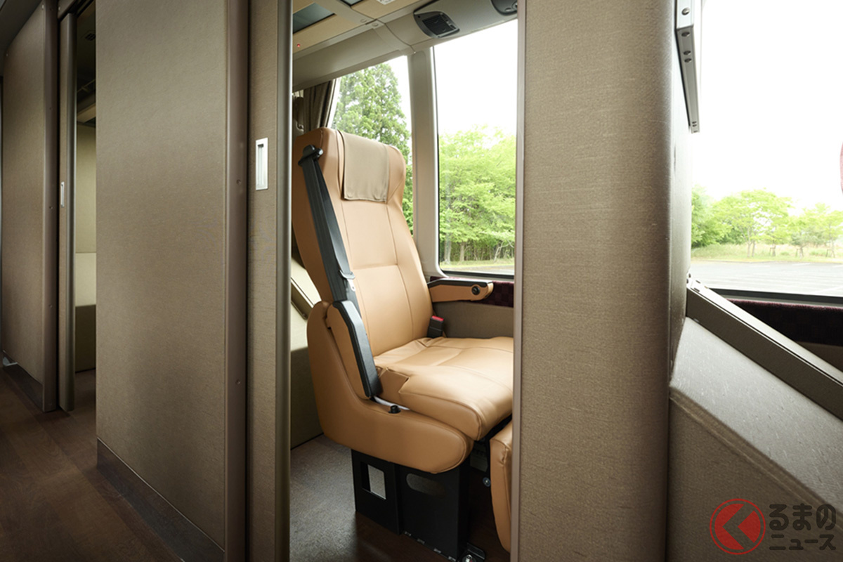 扉付き完全個室な「グリーンルーム」が快適すぎる… 画像:全但バス