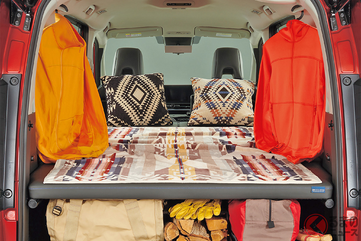 室内「広っ!」 余裕たっぷりな空間で就寝できる日産 新型「セレナ」の車中泊仕様「セレナ マルチベッド」(写真は車中泊利用シーンのイメージ)