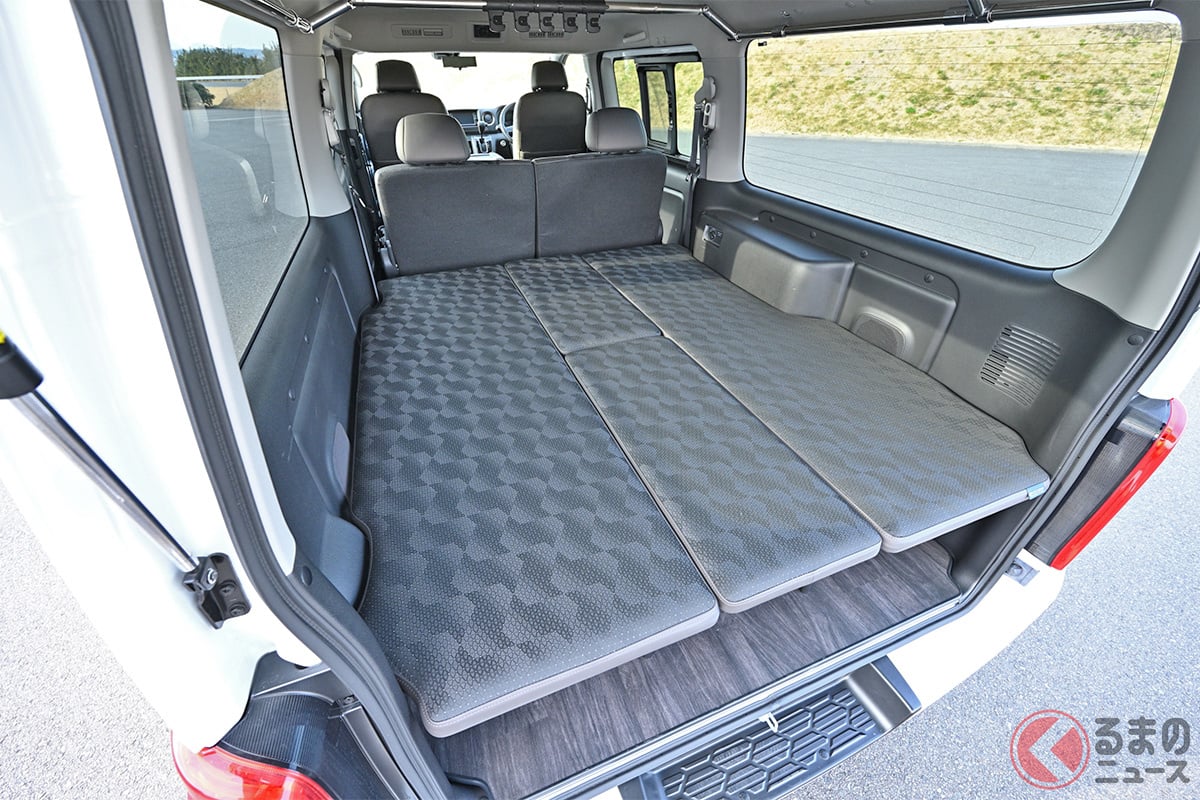 広大すぎる! 荷室全面がベッドスペースになる日産「キャラバン」のお手軽車中泊仕様「キャラバン マルチベッド」