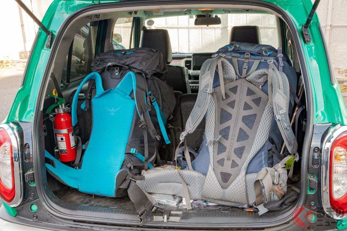 荷室にはさまざまな装備品が搭載される高尾署山岳救助隊に配備されたスズキ「クロスビー」