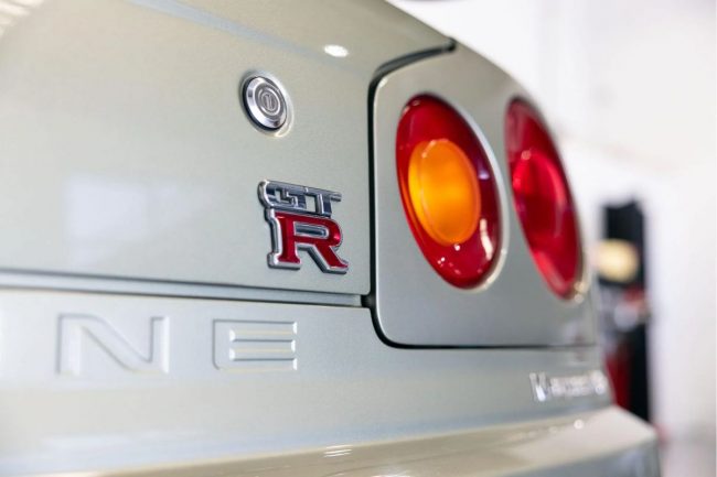 世界にわずか数百台の日産「R34」が6000万円超え!? 極上内装＆限定色