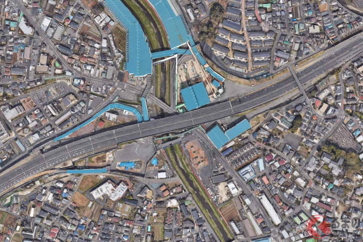 外環道と東名高速が接続する東名JCT(仮称)は関越道方面が工事中((C) Google)