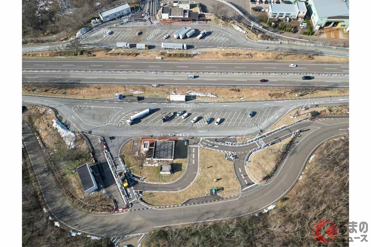 北陸道上りの大潟PAと大潟スマートIC。2023年1月12日撮影(画像:NEXCO東日本)