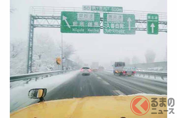 降雪に見舞われた圏央道の鶴ヶ島JCT付近（画像：NEXCO東日本）