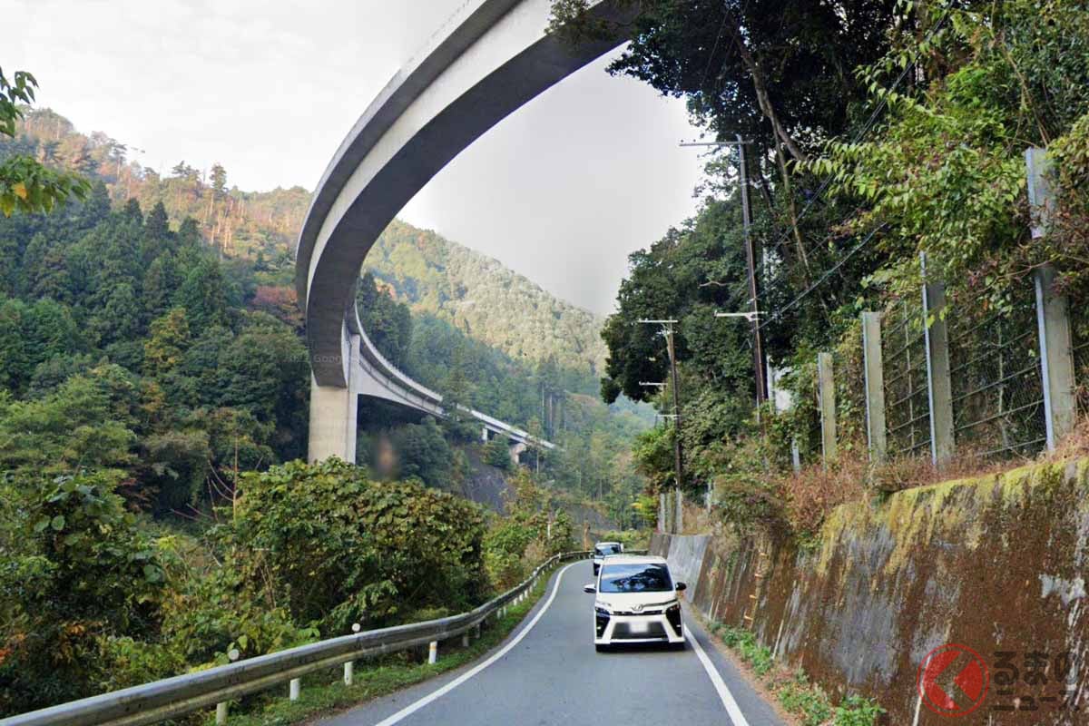 滋賀県道16号大津信楽線(現道)と大戸川を大きくまたぐ付替県道の牧町天空大橋((C) Google)