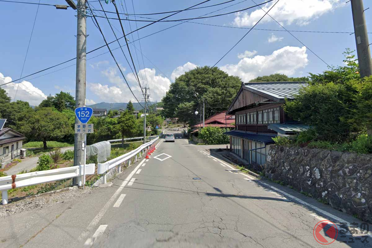 狭い箇所がある国道152号の現道((C) Google)
